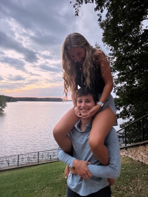 Lake Picture Ideas With Boyfriend, Simple Couple Photo Ideas, Pictures To Take With Ur Bf, Lake Photos With Boyfriend, Summer Bf Aesthetic, Cute Lake Pictures With Boyfriend, Summer Bf And Gf, Cute Couple Pics Summer, Goofy Couple Photos