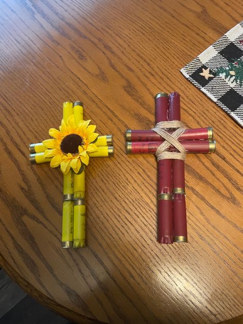 Shotgun Shell Ornaments, Western Crafts Diy, Shotgun Shell Art, Bullet Casing Crafts, Shotgun Shell Crafts, Bullet Crafts, Trap Shooting, Ranch House Decor, Bullet Art