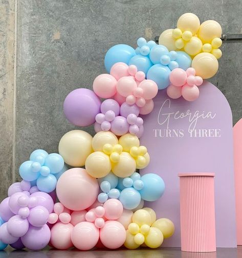 Balloon Garland Blue, Rainbow Theme Birthday, Pink Balloon Garland, Mother's Day Theme, Baby Shower Purple, Green Rainbow, Balloon Display, Yellow Balloons, Pastel Balloons