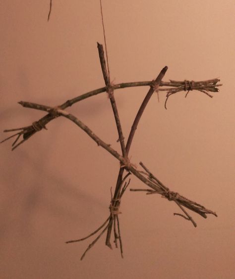 Recreate the creepy Blair Witch Stick Figures at pretty much no cost! I hang these in my trees outside and they are VERY creepy!!! All you need is: Twine Twigs (4 large and a handful of very small … Diy Blair Witch Sticks, Voodoo Witch Decorations, Creepy Witch Decorations, Creepy Halloween Diy, Voodoo Swamp, Witch Stick, Diy Halloween Witch, Creepy Witch, Voodoo Halloween