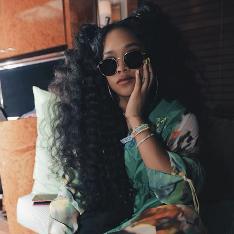 H.E.R. Come Through H.e.r, H.e.r Pfp, H E R Hair, H.e.r. Aesthetic, H.e.r Hairstyles, H.e.r. Style, H E R Wallpaper, H.e.r Singer Aesthetic, H E R Singer