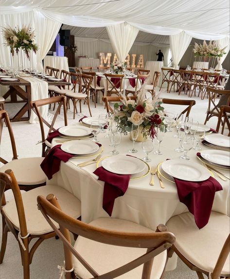 Maroon And Blush Wedding Table Decor, Maroon And Cream Wedding Theme, Maroon Decorations Wedding, Maroon Wedding Theme Table Settings, Burgundy And White Party Decorations, Burgundy Wedding Dessert Table, September Wedding Burgundy, Burgundy Theme Wedding Reception, Burgundy Xv Decoration