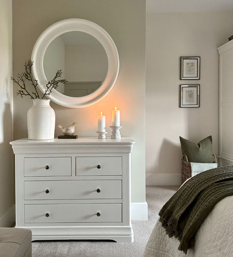 white painted chest of drawers White Furniture Interior, Cosy Farmhouse Bedroom, Cotswold Company Bedrooms, Grey Bedroom White Furniture, Cream Cottage Bedroom, Georgian Interiors Bedrooms, The White Company Bedroom, Neutral Bedroom Furniture Ideas, Green Bedroom White Furniture