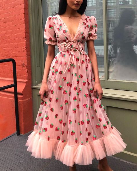 Lirika Matoshi on Instagram: “The Strawberry Dress 🍓” Midi Prom Dress, Plunge Midi Dress, Chic Summer Dresses, Strawberry Dress, 파티 드레스, Short Summer Dresses, Pleated Maxi Dress, Fairy Dress, Alexa Chung