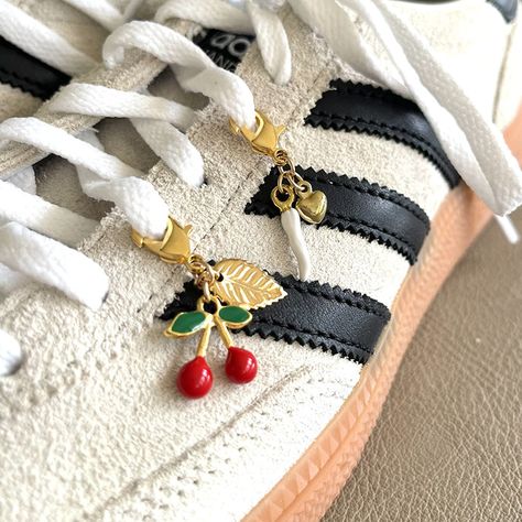 2024 Trend Shoes, Colorful Shoes Outfit Sneakers, Gold Plated Jewelry With Vintage Charm, Charms On Shoes, Gold Jewelry With Vintage Charm, Gold Vintage Jewelry With Charm, Shoe Charms Diy, Sneakers With Charms, Shoe Charms For Sneakers