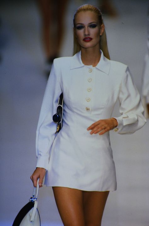 Christian Dior Runway Show SS 1995 90s Dior, Runway 90s, Christian Dior Runway, Karen Mulder, 90’s Outfits, 90s Runway Fashion, Runway Fashion Couture, Vintage Runway, Runway Outfits