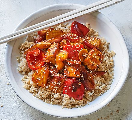 Enjoy our sweet and sour tofu for one. With pineapple, red pepper, onion and Chinese flavourings, it’s vegan and healthy, delivering three of your 5-a-day Stuffed Bell Peppers With Quinoa, Sweet Sour Tofu, Sweet And Sour Tofu, Tofu Recipes Healthy, Vegetarian Recipes Dinner Healthy, Cooking Basmati Rice, Healthy Vegetarian Dinner, Sweet Sour Chicken, Healthy Meals For One