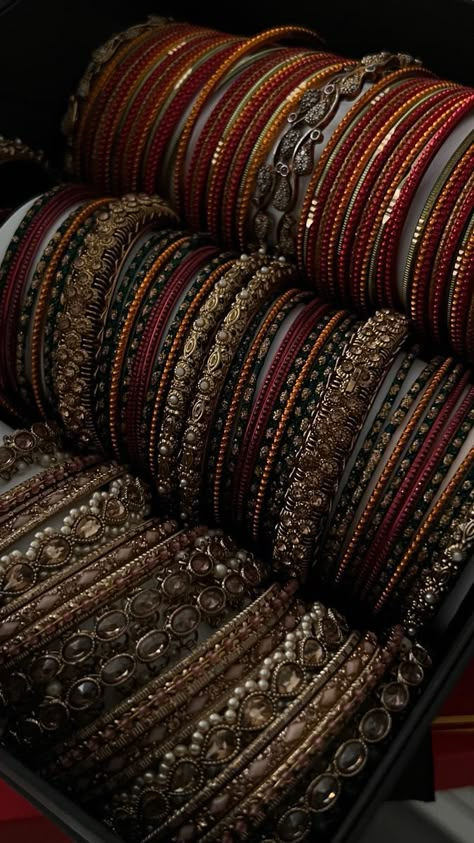 Bangles Aesthetic, Cultural Clothes, South Asian Aesthetic, Desi Vibes, Diy Floral Decor, Bridal Jewellery Inspiration, Desi Aesthetics, Desi Love, Indian Bangles