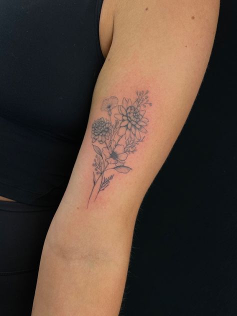 Grandparents Birth Flower Tattoo, Mom Tattoos Birth Flowers, Birth Flower Bouquet Tattoo 8 Flowers, Birth Flower Sibling Tattoo, Birth Flower Tattoo In Triangle, Tattoo Idea For Family Members, Flower Tattoos For Family, Flower Tattoo For Grandparents, Bouquet Of 5 Flowers Tattoo