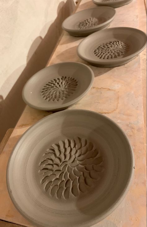 Practical Pottery Ideas, Garlic Pottery, Clay Garlic Graters Diy, Ceramic Texture Pattern, Pottery Plates Handmade, Ceramics Art, Garlic Plate Pottery, Garlic Bowl Ceramic, Pottery Garlic Grater