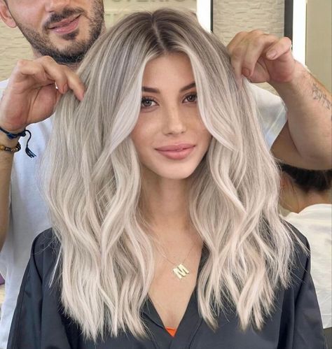 Dark Roots With Platinum Blonde, Platinum Blonde Hair Fall, Hair Color That Looks Good On Pale Skin, Light Icy Blonde Hair, Balayage Hair White Blonde, Blonde Icy Balayage, Blonde Root Grown Out, Cool Tone Blonde Hair Balayage, Icy White Blonde Hair Dark Roots