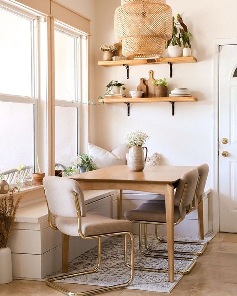 Aubrey (@helloimaubs) • Instagram photos and videos Small Breakfast Nook, Wood Dining Room Table, Small Kitchen Tables, Small Room Decor, Small Dining Table, Kitchen Nook, Dining Nook, Small Dining, Farmhouse Dining