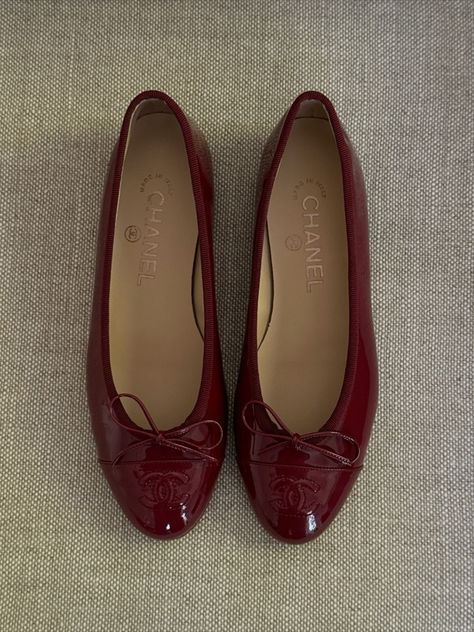 ig @natalia.qro        Chanel BalletFlats RedShoes Fashion DesignerShoes ElegantStyle ClassicChic TimelessFashion Fall Trends Burgundy Aura Red, Burgundy Ballet Flats, Online Scrapbook, Chanel Flats, Dr Shoes, Expensive Shoes, Burgundy Shoes, Shoe Wishlist, Red Flats