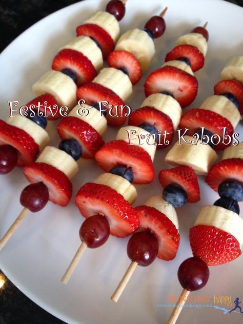 Kabobs de fruta festivos e engraçados. Easy Fruit Kabobs, Pastina Recipes, Vegetarian Meals For Kids, Nutribullet Recipes, Fruit Skewers, Kids Cooking Recipes, Fruit Kabobs, Fruit Dishes, Summer Snacks