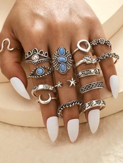 Hands Rings, Rings Set For Women, The Crown Jewels, Silver Ring Set, Beauty Parlor, Butterfly Ring, Black Candles, Best Jewelry, Mehandi Designs