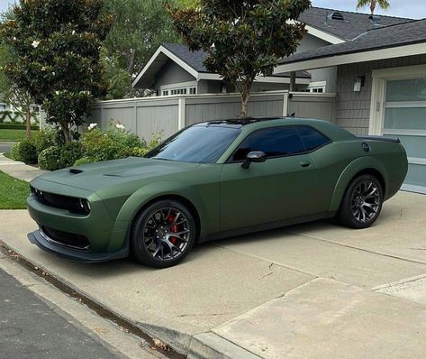 Green Sports Car, ماثيو ماكونهي, Dodge Challenger Hellcat, Stanced Cars, Camaro Car, Dodge Muscle Cars, Hellcat Challenger, Green Sports, Pimped Out Cars