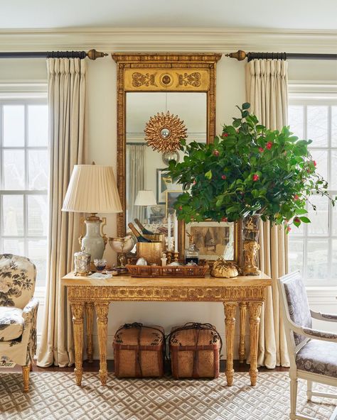 This sparkling change of scenery puts the fun back in formal holiday dinners. Alex Papachristidis, Table Vignettes, Designer Room, Room Images, Living Room Mantel, Minimalist Christmas Decor, South Shore Decorating, Juan Les Pins, Budget Decor