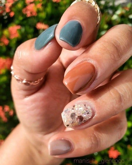 Gel Nails One Nail Different, Fail Nails 2023, Mail Ideas For September, Fall Nail Ideas Dip Powder, Halloween Dip Powder Nail Ideas, October Dip Powder Nails, Nails In August, Short Boho Nail Ideas, Autumn Nails Acrylic Short Square