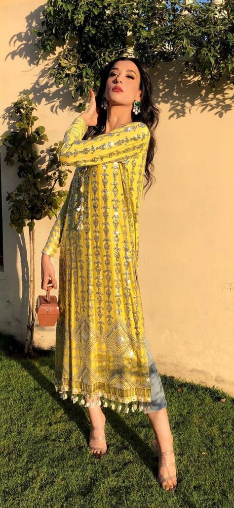 Indian Picnic Outfit, Summer Eastern Outfits, Yellow Kurti With Jeans, Trending Suits Women Indian, Long Kurta With Jeans, Chai Pani, Yellow Kurti, Desi Fits, Desi Aesthetics