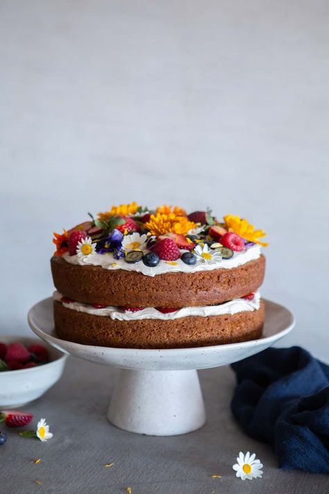 Natural Cake Decoration, Flower Cakes Birthday, Raw Vegan Wedding Cake, Berries And Flowers Cake, Birthday Cake Dried Flowers, Wedding Cake Berries, Wedding Cake With Berries And Flowers, Natural Birthday Cake, Recipes With Coconut Cream