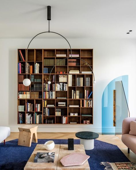 ita • Instagram Old Modern Interior, Apartment Interior Design Living Room, Book Shelf Wall, Modern Appartement, Interior Design Per La Casa, Home Library Design, Bookshelf Design, Design Del Prodotto, Book Shelf