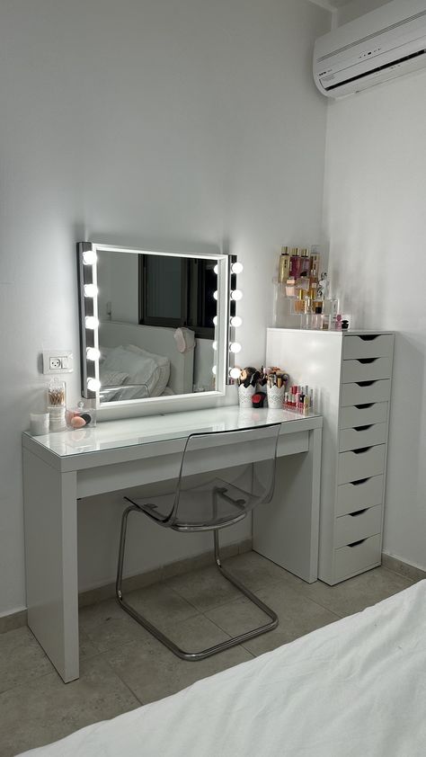 Desk Ideas Vanity, White Rooms Ideas, Organised Vanity, Study And Makeup Desk, Make Up Desk Aesthetic, Ikea Desk Aesthetic, Vanity Desk Ikea, Make Up Vanities, Ikea Vanity Ideas