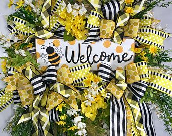 Bright Bumble Bee Spring and Summer Mesh Door Wreath Swags And Wreaths, Bee Wreaths, Animal Wreaths, Bumble Bee Wreath, Mesh Projects, Wreath Making Ideas, Front Door Spring, Black Wreath, I Love Bees