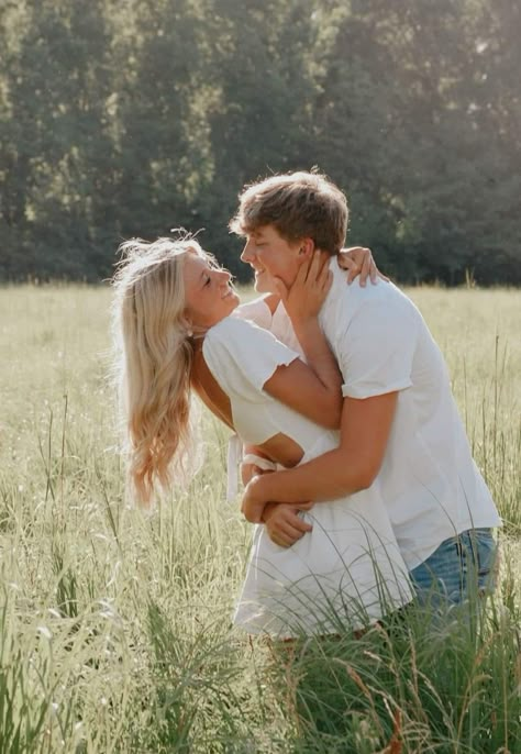 Unique Couple Picture Ideas, Cute Couple Photoshoot Outfits, Bf Gf Senior Pics, Willow Tree Couple Pictures, Southern Couple Pictures, Cute Couple Professional Pics, Professional Couple Pics, Couples Photos Country, One Year Couple Pictures