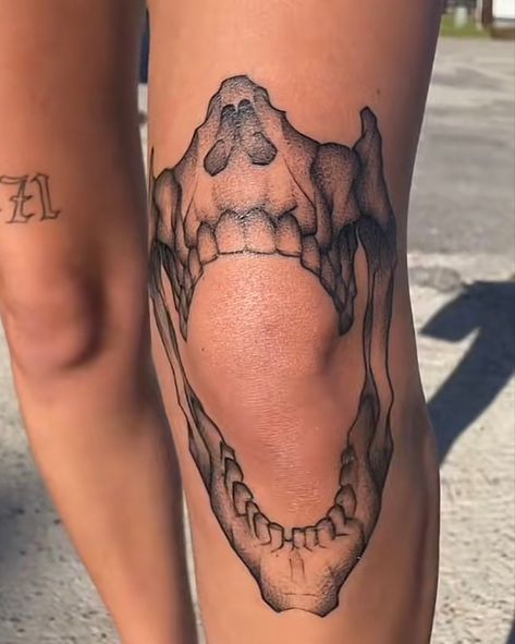 Country Gothic Tattoo, Tattoos For Someone Who Has Been Through A Lot, Around The Knee Tattoo Ideas, 777 Tattoo Above Knee, Skull Around Knee Tattoo, Knee Skeleton Tattoo, Cool Knee Tattoos Women, Tattoos For Knees, One Sided Back Tattoo