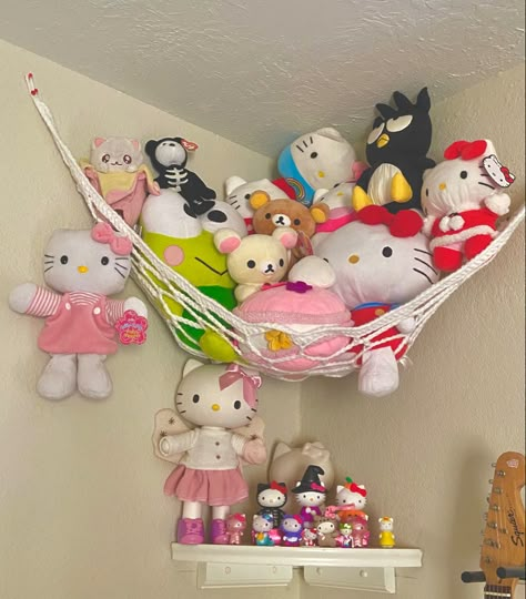 Plush Net Ideas, Net For Plushies, Plushie Room Decor, Plush Collection Room, Plushie Setup, Plushes On Bed, How To Display Plushies, Plushie Shelves, Plushie Net Aesthetic