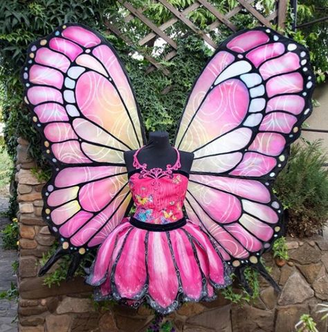 Barbie Mariposa Costume, Barbie Fairytopia Cosplay, Mariposa Costume, Barbie Mariposa Aesthetic, Barbie Wings, Freehand Crochet, Winx Cosplay, Barbie Cosplay, Diy Fairy Wings