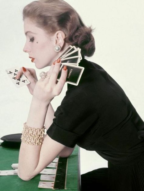 cobblestonestreet:  Suzy Parker photographed by Henry Clarke for Vogue 1952. Dorian Leigh, Henry Clarke, Suzy Parker, 50's Fashion, Vogue Us, Vintage Fashion Photography, Dinner Dress, Moda Vintage, Vintage Vogue