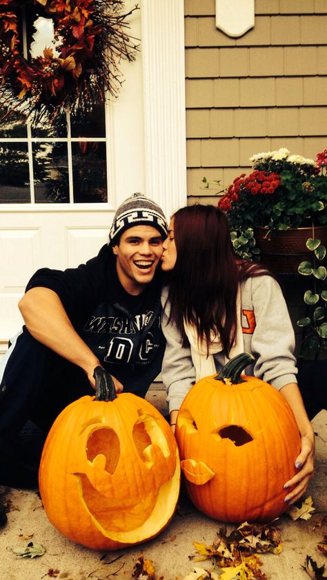 Halloween Couples Carved Pumpkins, Diy Pumpkin Carving, Cute Pumpkin Carving, Easy Pumpkin Carving, Carved Pumpkins, Pumpkin Carving Ideas, Pumpkin Carving Patterns, Hallowen Costume, Halloween Pumpkins Carvings