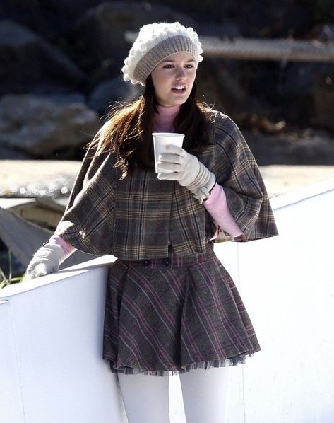 Blair Waldorf Aesthetic Outfit Winter, Blair’s Waldorf Outfits, Blair Waldorf Skirt Outfits, Blair Waldorf Pink Outfit, Blair Winter Outfits, Blair Waldorf Skirt, Blair Waldorf Christmas Outfit, Pink Christmas Clothes, Gossip Girl Winter Aesthetic