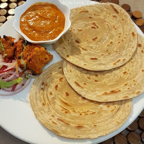 Lachcha Paratha, Chicken Kabab, Roti Recipe, Vegetarian Snacks Recipes, Flat Bread, Food Photography Tips, Vegetarian Snacks, Swiss Roll, North India