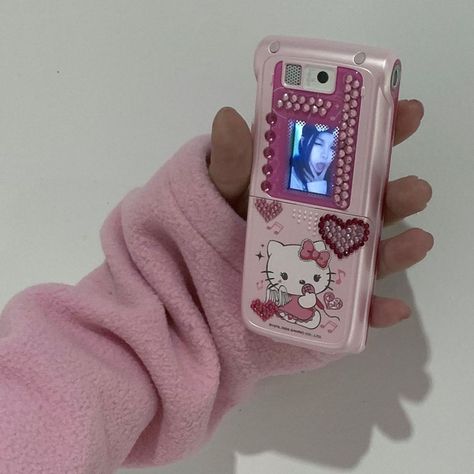 George Aesthetic, 2000s Phone, Flip Phone Aesthetic, Retro Things, Charmmy Kitty, Hello Kitty Aesthetic, Retro Gadgets, Retro Phone, 2000s Aesthetic