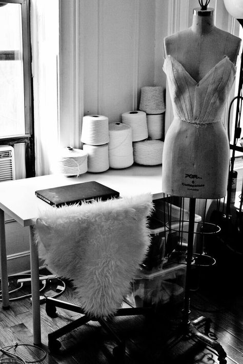 Creative Studio Space, Design Studio Workspace, Fashion Designer Studio, Design Apartment, Workspace Design, Sewing Studio, Studio Space, White Photo, Fashion Studio