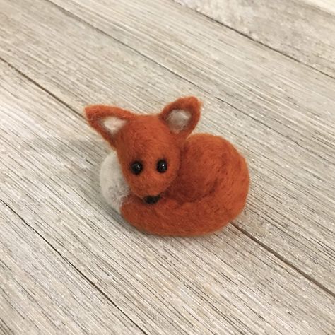 PRICES MAY VARY. ✅ Fox craft kit supplies include 100% wool roving, felting needles, felting mat, and glass eyes. 🦊 Completed needle felt fox craft measures aproximately 2'' x 2.5’' ✅ Instructions are written with great detail. They include needle felting tips for beginners. 🎄 This fox buddy makes adorable tree ornaments or gifts! 🎁 This beginner felt animal kit is the perfect gift idea! Ideal for ages 8-100! DESCRIPTION ★ Local Business Based in the USA Hand Me a Craft is a business my daugh Mini Felt Animals, Felt Animal Pattern, Needle Felted Fox, Needle Felted Owl, Fox Crafts, Fox Animal, Needle Felting Diy, Felt Fox, Felting Ideas