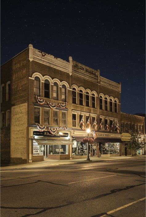 A store Town Aesthetic, Cinematography Lighting, Road Trip Across America, Small Town Living, Nevada Desert, Small Town Life, Date Night Ideas, Beautiful Disaster, Light Pollution