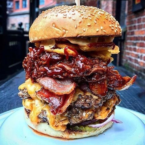 Giant Burger, Food Babe, Yummy Comfort Food, Weird Food, Food Goals, Unhealthy Food, Morning Food, Food Obsession, Perfect Food