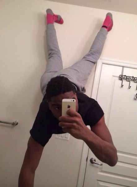 The "Check Out My Socks" Extreme Selfies, Funny Selfie, Selfie Fail, Funny Selfies, Iphone Wallpaper For Guys, Best Selfies, Solo Photo, Selfie Ideas, Crazy People