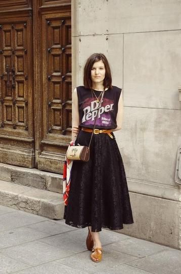 21 Ways to Wear Vintage Tees | StyleCaster : Love how she styled this. Easily head to toe vintage - mixing eras and keeping it fresh ♥ Lady Moriarty, Outfit Rock, Perfect Spring Outfit, Shirt Outfits, Top Sewing, Look Retro, Paris Mode, Vintage T Shirts, Dr Pepper