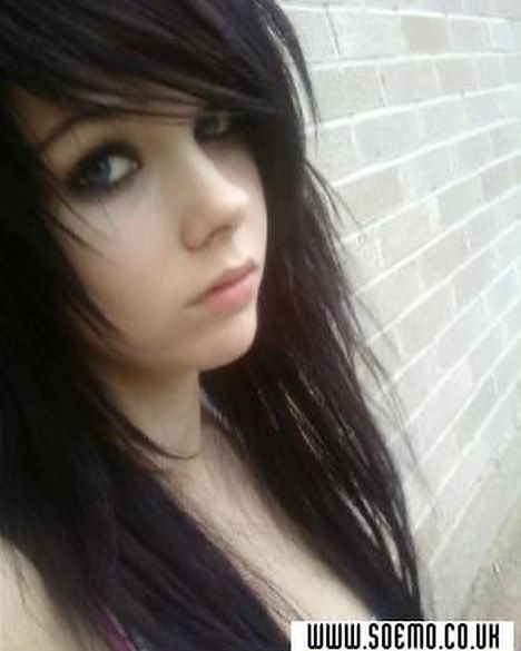 2000s Scene Hairstyles, Grunge Sleaze Aesthetic, Emo Hair Styles Long, Cute Emo Haircuts, Emo Hair Inspiration, Black Emo Hairstyles, How To Style Scene Hair, Emo Haircuts For Women, Emo Scene Hair Long