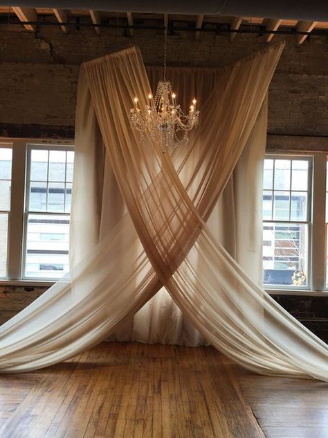 These Chandelier-and-Chiffon Wedding Ceremony Backdrops Are Super Trendy Wedding Ceremony Ideas, Wedding Ceremony Backdrop Indoor, Bühnen Design, Decoration Evenementielle, Tafel Decor, Indoor Wedding Ceremonies, Curtain Backdrops, Studio Foto, Wedding Ceremony Backdrop