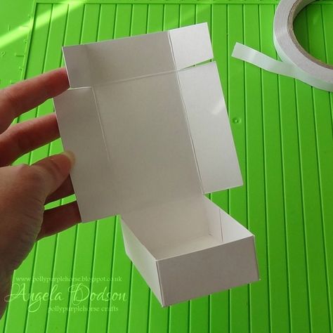 How to Make Mini Gift Boxes - A simple Tutorial Folded Boxes Diy, Diy Small Box With Lid, How To Make A Small Box From Cardstock, Small Box Tutorial, Mini Box Tutorial, Mini Boxes Diy, Diy Box Making, Gift Box Hack, Small Gift Box Ideas Diy