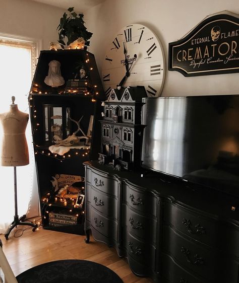 Classy Gothic Home Decor, Goth Camper Interior, Emo Home Decor, Goth Apartment Aesthetic, Grunge House Aesthetic, Goth Minimalist Home, Dark Themed Bedroom, Cozy Goth Bedroom, Goth Home Decor Diy