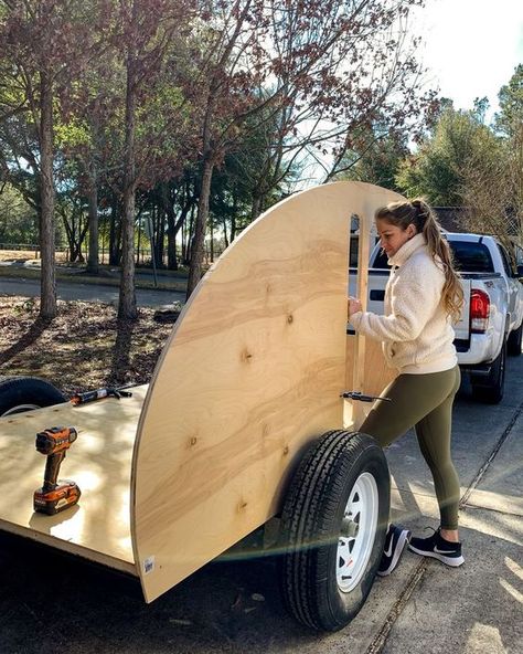 Diy Teardrop Camper, Teardrop Trailer Camping, Diy Teardrop Trailer, Teardrop Trailer Plans, Building A Teardrop Trailer, Teardrop Camper Plans, Teardrop Caravan, Homemade Camper, Teardrop Camping