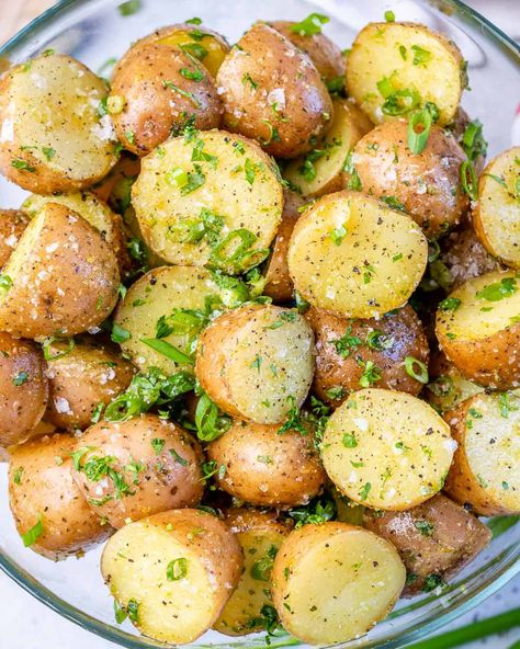 These easy garlic potatoes are made on the stovetop and ready in minutes! Seasoned with garlic, fresh herbs, onion powder, salt, and pepper, this delicious side dish is tasty and perfect with almost anything! Garlic Herb Potatoes, Garlic Potatoes Recipe, Lunch Vegetables, Red Potatoes Recipe, Herb Potatoes, Recipes Potatoes, Mashed Red Potatoes, Herbed Potatoes, Potatoe Recipes