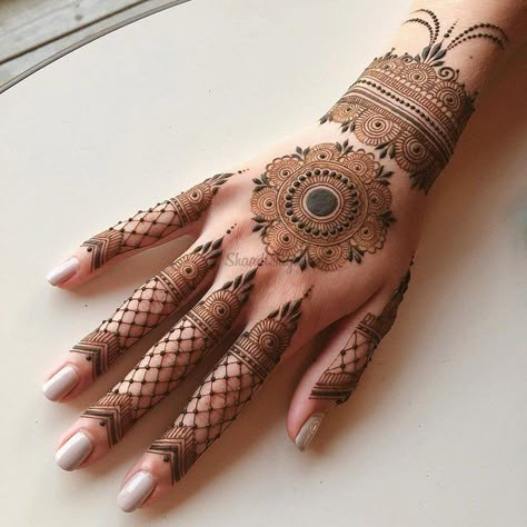 So if you are looking for a stylebook for best traditional floral mehndi for brides, here’s all you need to see for the best designs of 2021. #mehendidesigns #mehendidesignforhands #mehendidesignforhandssimple #easymehendidesign #fingermehendidesign #mehendidesignforhandsunique #mehendidesignleg #simplemehendidesign #arbaicmehendidesign #mehendidesignforhandsbridal #mehendidesigngroom #bridalmehendidesign #frontmehendidesign #verysimplemehendidesign #backsidemehendidesign#shaadisaga#indianweddin Bride Pearls, Modern Mehndi, Tato Henna, Finger Henna Designs, Eid Mehndi Designs, Mehndi Designs 2018, Henna Inspo, Finger Henna, Rose Mehndi Designs