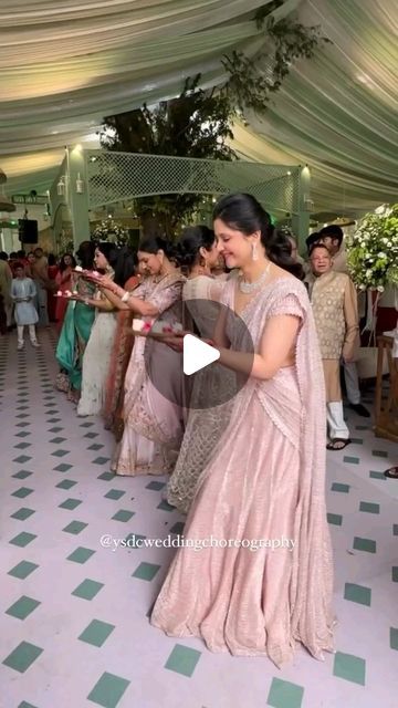 Dress Ideas For Sangeet Function, Indian Wedding Mehendi Outfits, Latest Indian Outfits 2024, South Indian Wedding Guest Look, Indian Designer Outfits Weddings, Family Outfits For Wedding, Sangeet Look For Bride, Sangeet Outfit For Bridesmaid, Fancy Lehanga Design